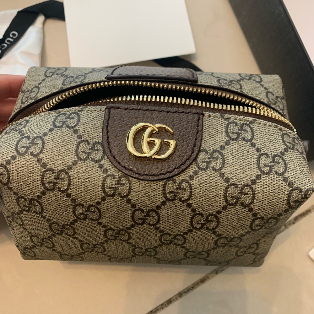 Gucci makeup pouch GG supreme. Great condition